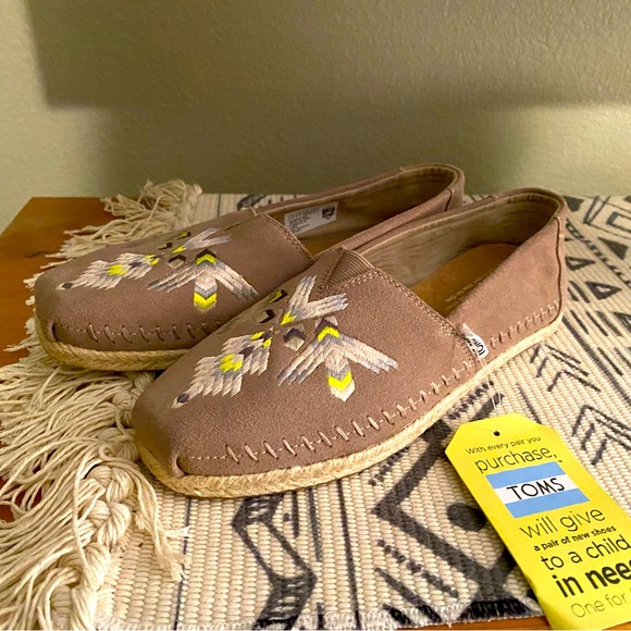 TOMS Embroidered Moccasin Flats - Picture 1 of 3